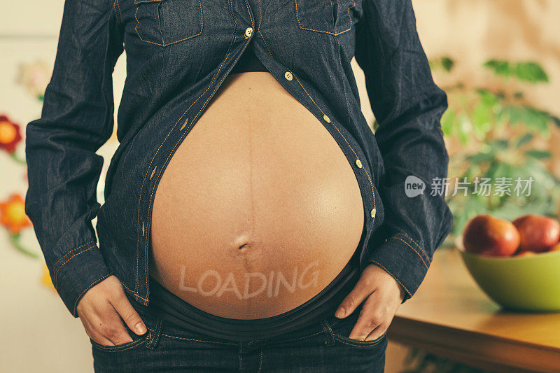 孕妇肚子上的装载标志