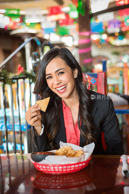 墨西哥餐馆里的西班牙裔妇女