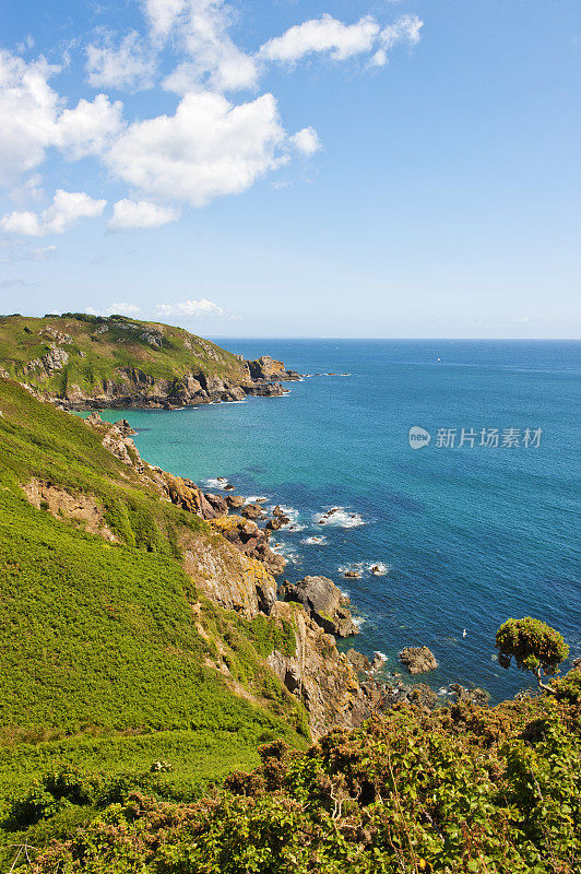 根西岛崎岖的海岸线