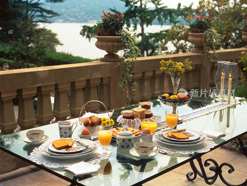 餐桌上的意大利早餐在阳台上，湖景