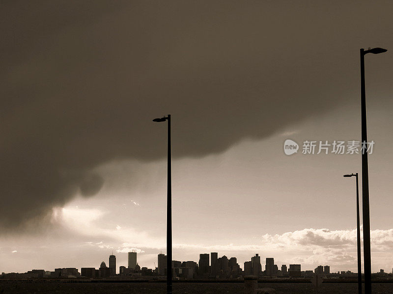 马萨诸塞州波士顿上空的暴风雨天，从温斯洛普观看