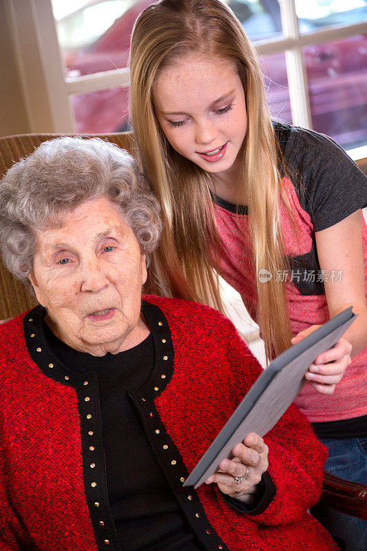 老年妇女，女孩和平板电脑