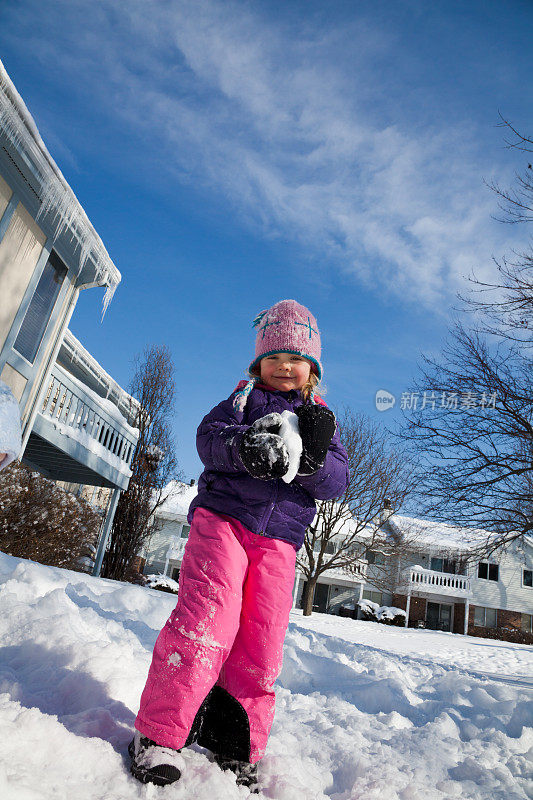小女孩在雪上玩