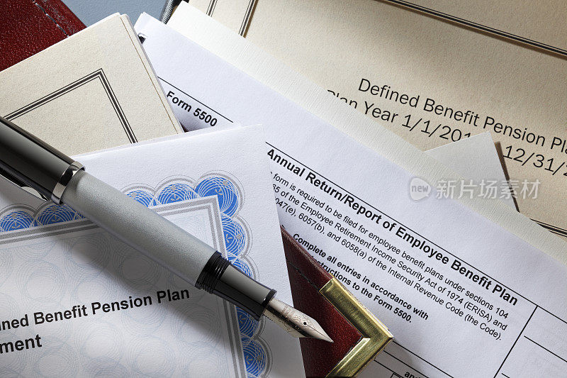 固定收益养老金计划文件在桌面上