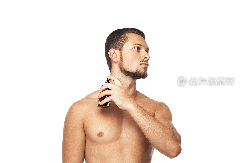 年轻英俊的男子正在擦香水