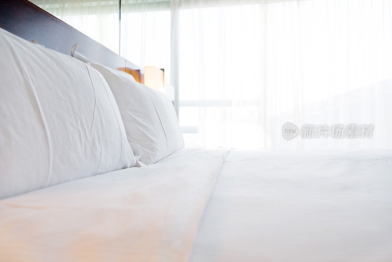 卧室里的白色枕头