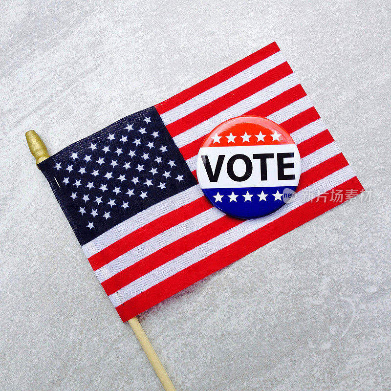 投票活动按钮和美国国旗