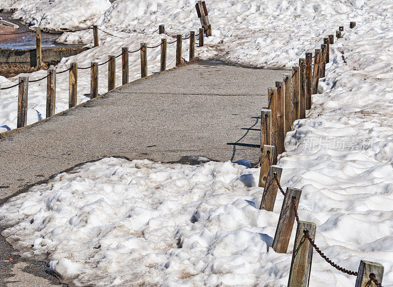 在大陆分水岭有雪的路径