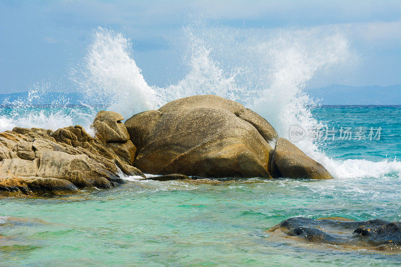 海浪拍打着岩石