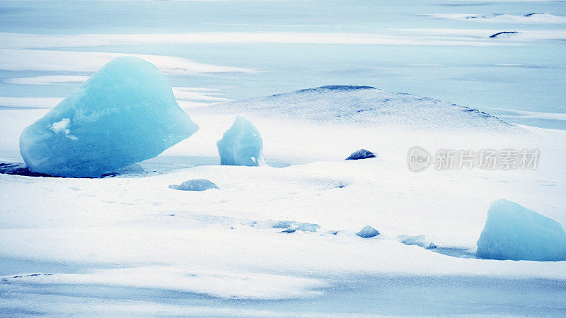 冰岛Jokulsarlon冰湖冬季的浮冰