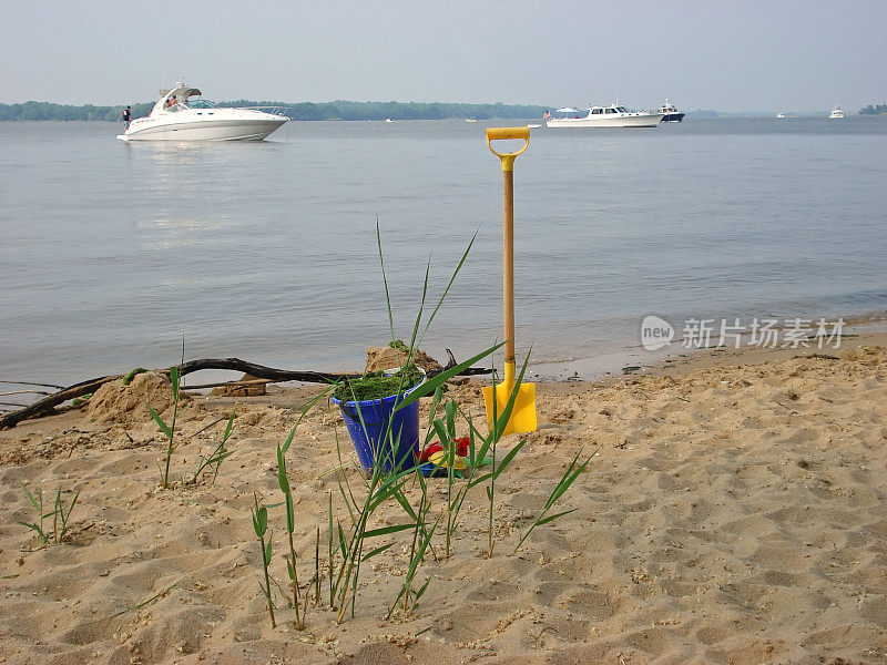 切萨皮克湾的静物，有沙子，沙滩玩具，船