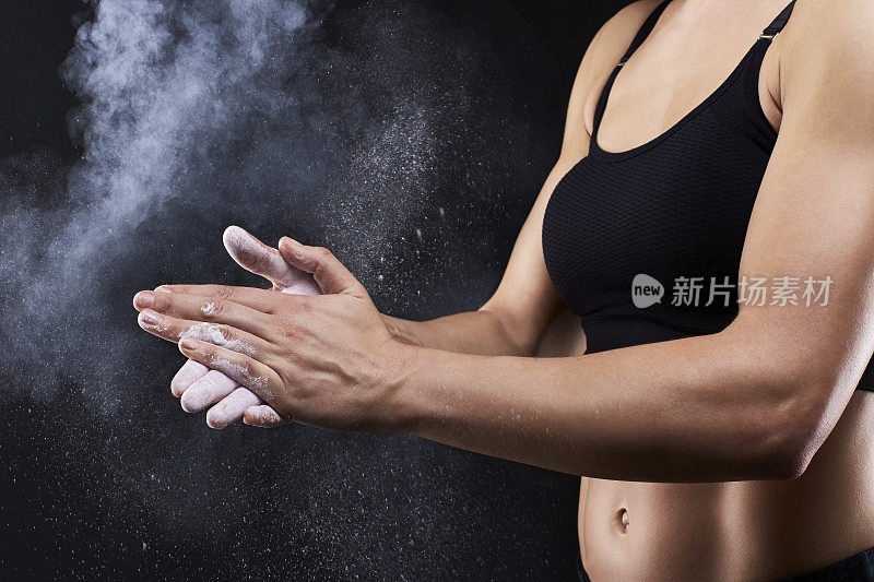 肌肉女性在运动前使用爽身粉