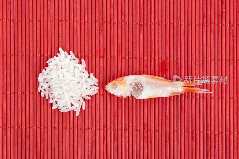 生米饭和吃鱼的特写