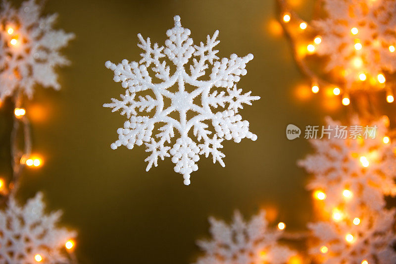 圣诞彩灯和雪花