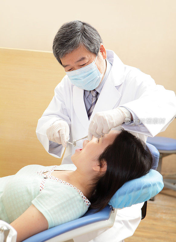 牙医检查病人