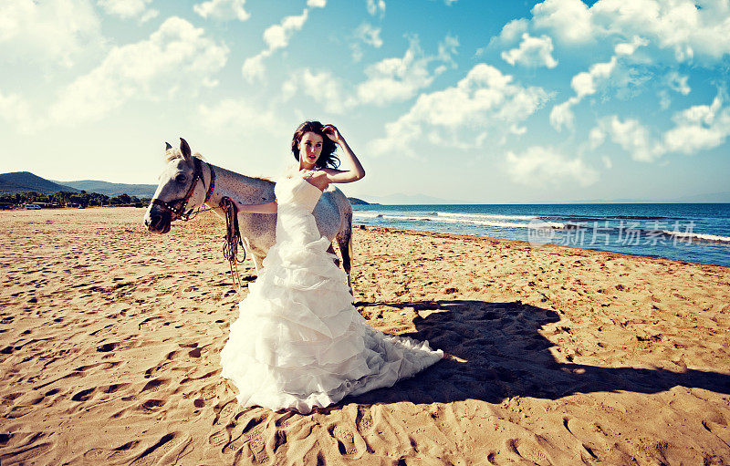 漂亮的新娘和白马