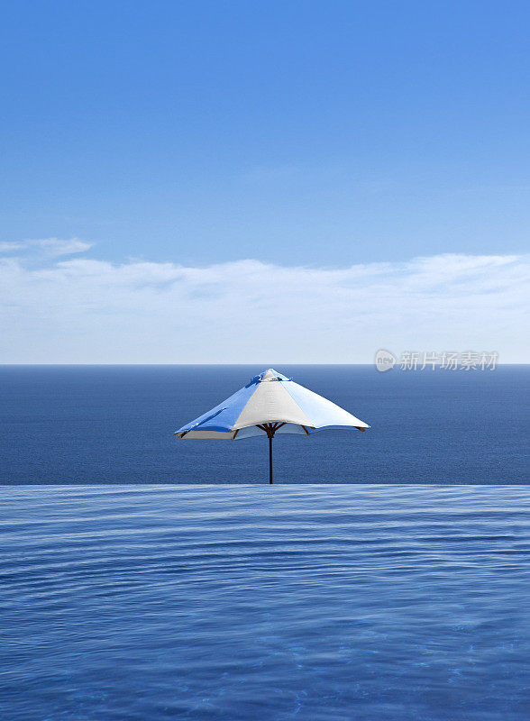 无边泳池，太平洋，蓝天和雨伞