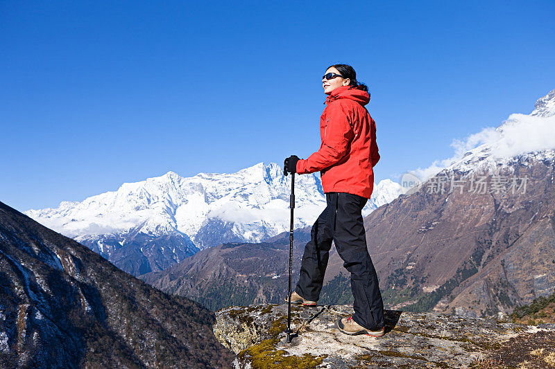 在尼泊尔喜马拉雅山徒步旅行的妇女