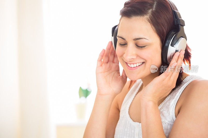 美丽微笑的女人听音乐