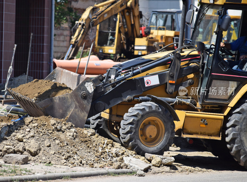 挖掘机正在进行道路建设