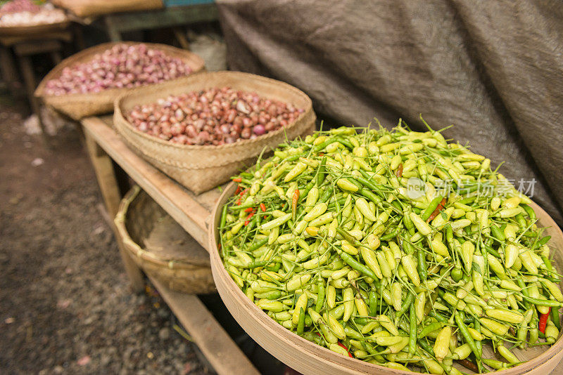 传统的印尼农贸市场摊位出售烹饪原料