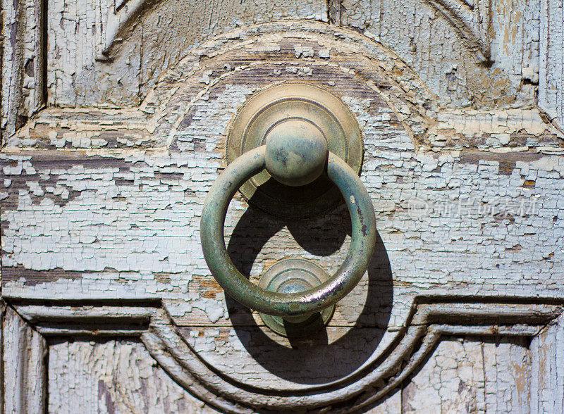 旧黄铜门环在破旧的门(特写)，意大利