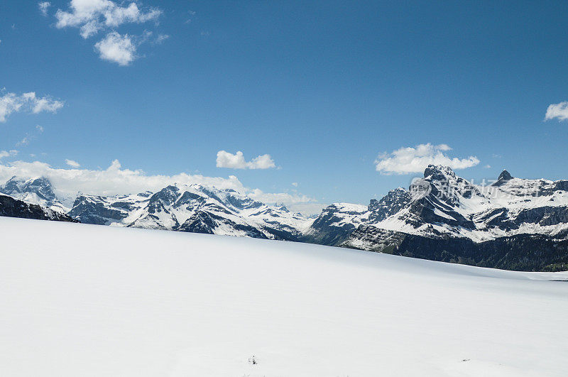 瑞士的雪和山峰