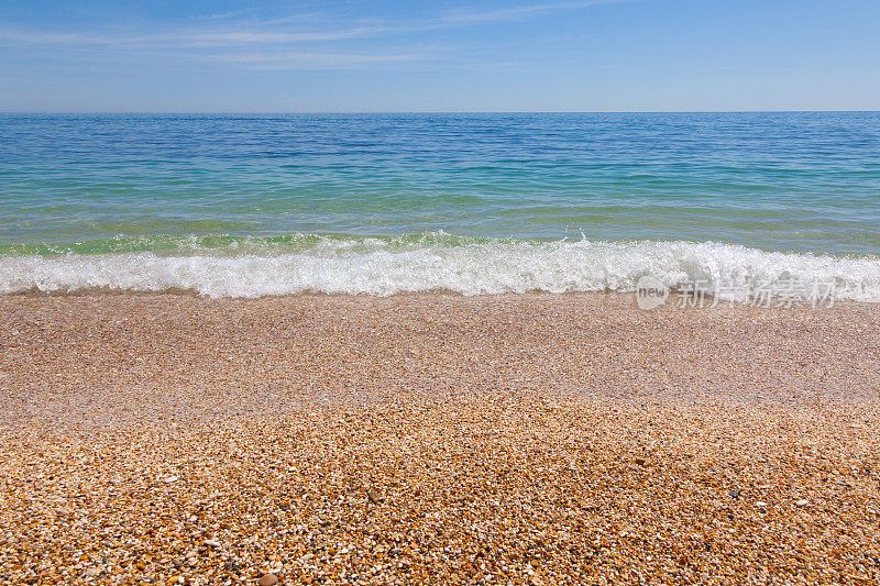 海岸线上布满卵石的海滩