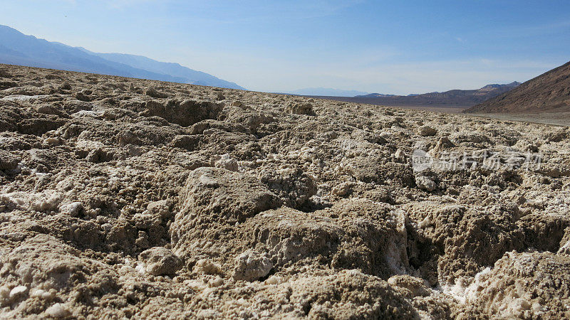 加州死亡谷国家公园，崎岖的恶水盆地盐滩