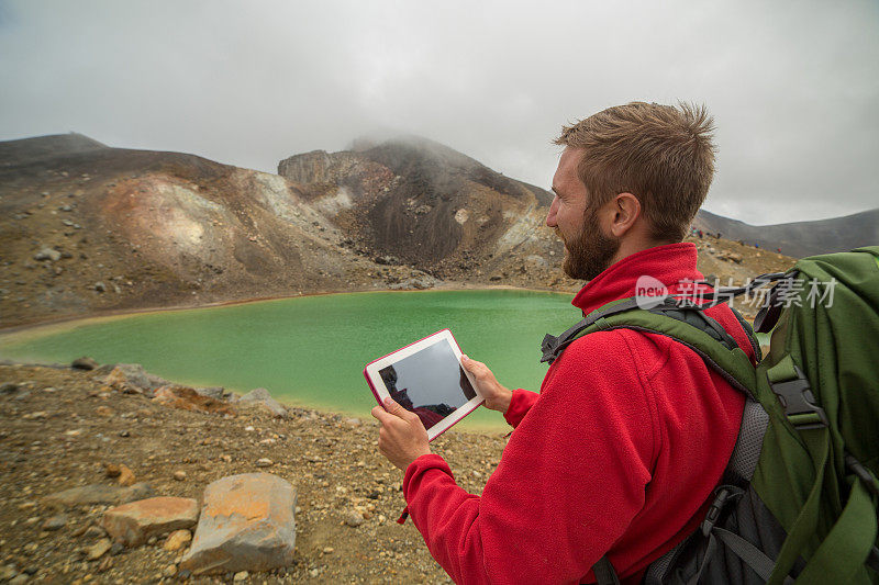 一个徒步旅行的年轻人使用电子地图