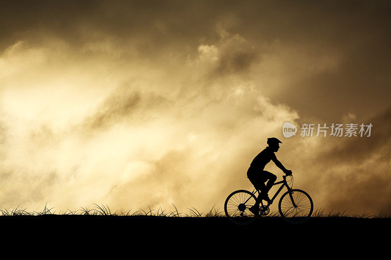 骑自行车穿越炽热的日落