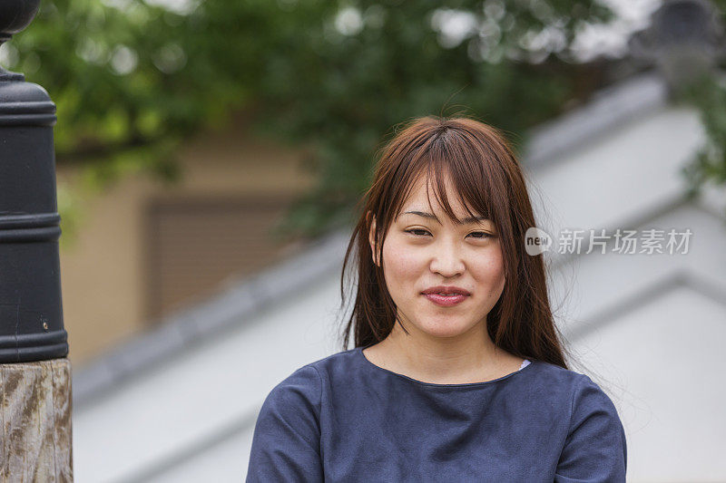 户外肖像的一个年轻的日本妇女