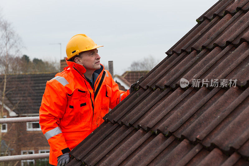 工业男建筑工屋顶瓦修补用脚手架