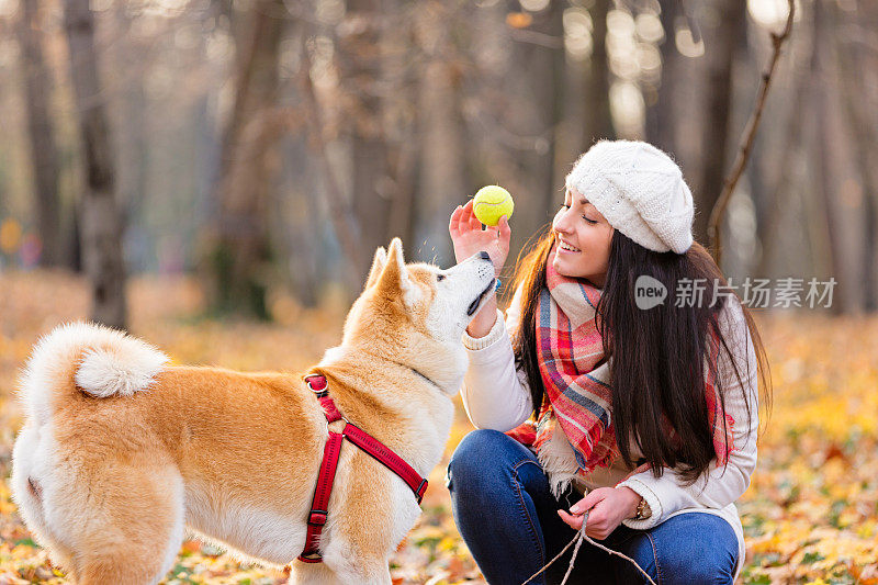 女孩和她的狗散步