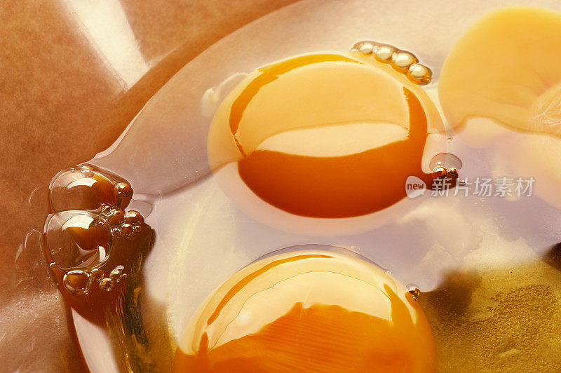 盛于玻璃碗中的生蛋黄。