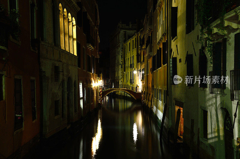 意大利威尼斯的运河和桥梁夜景