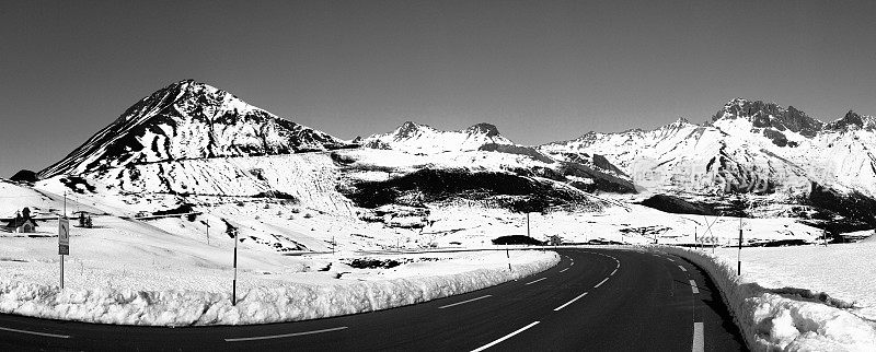 法国阿尔卑斯山的冬季之路