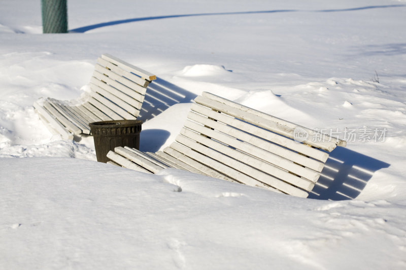 雪地里的长椅