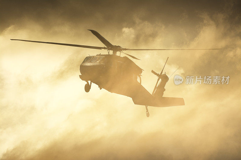 雾中的军用直升机