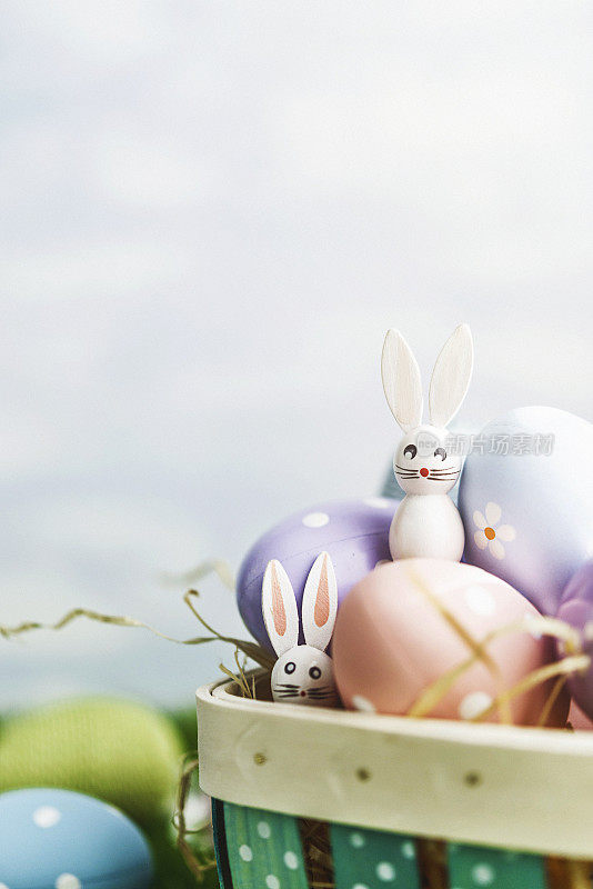 复活节安排有复活节篮子、彩蛋和老式的复活节兔子