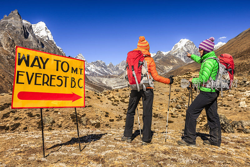 两个年轻女人在去珠峰大本营的路上