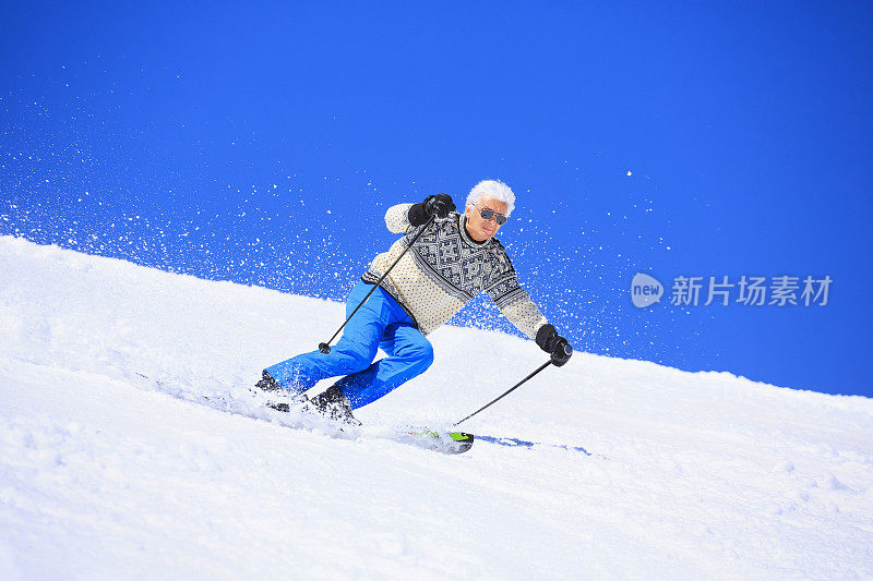 老年人在阳光明媚的滑雪胜地滑雪