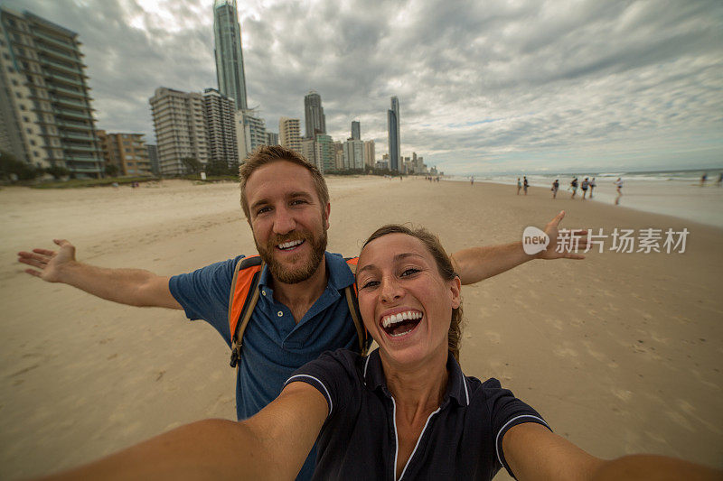 年轻夫妇的自画像在冲浪者的天堂，澳大利亚