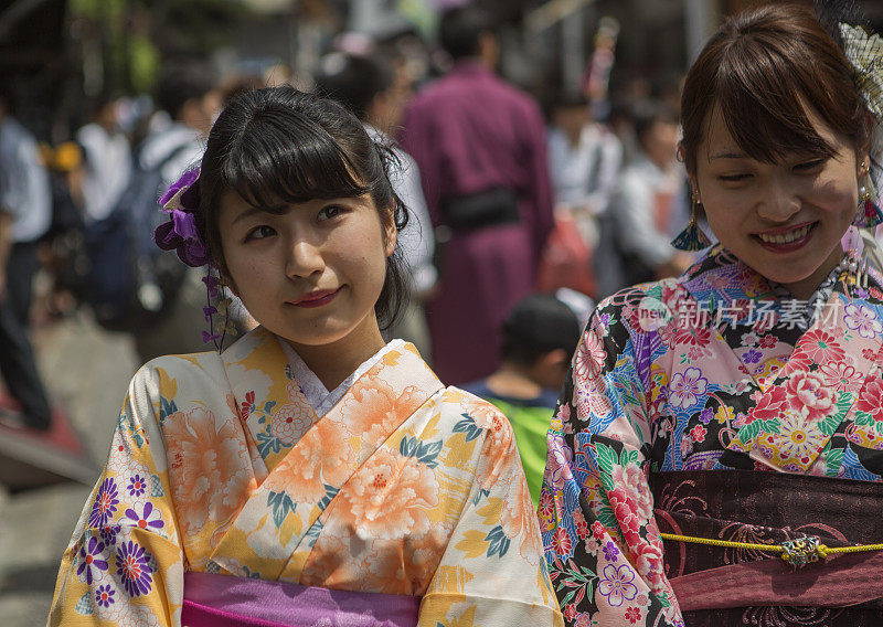 日本京都街头，穿着和服的女孩们