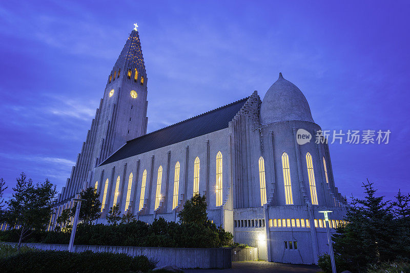 冰岛雷克雅未克大教堂Hallgrimskirkja标志性教堂在黄昏时被照亮