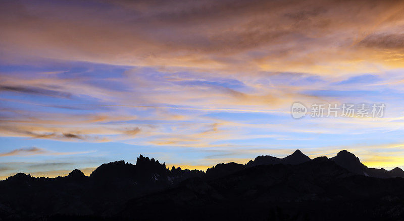 日落时分，加州内华达山脉里特山脉的剪影