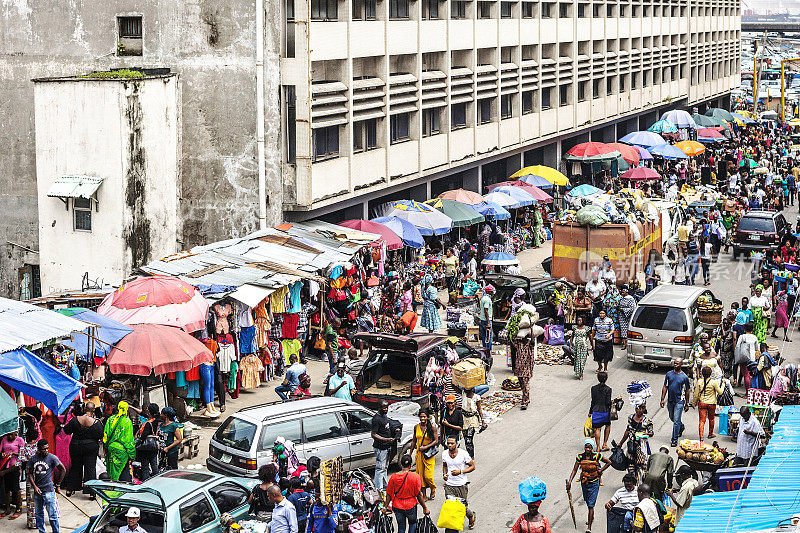 市区市场的街道。拉各斯,尼日利亚。