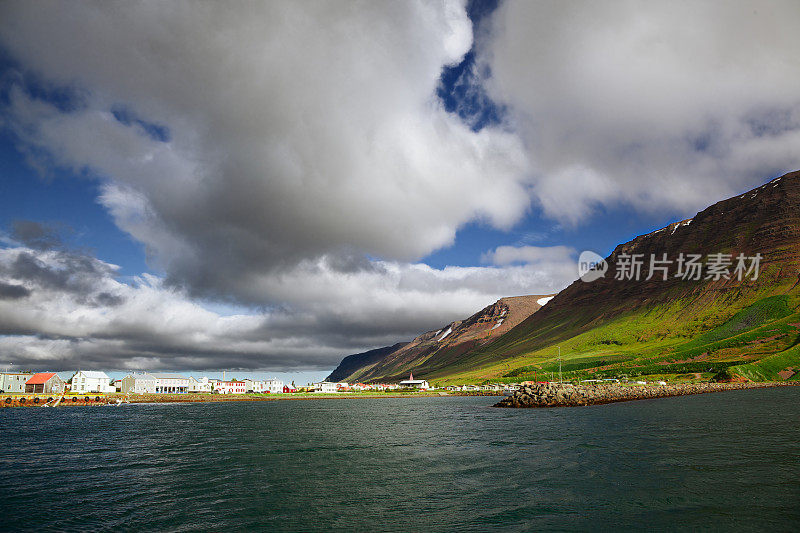 戏剧性的天空和弗拉泰里的天际线。Westfjords。冰岛。