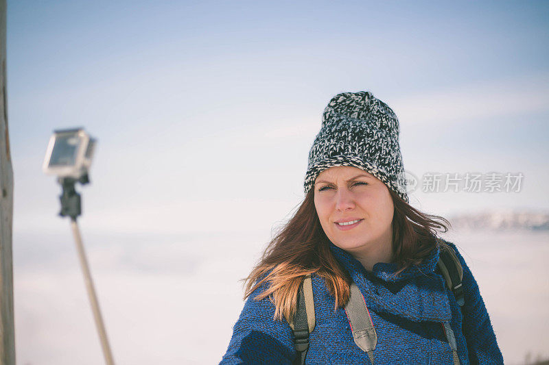 一名年轻女子正在用goPro自拍