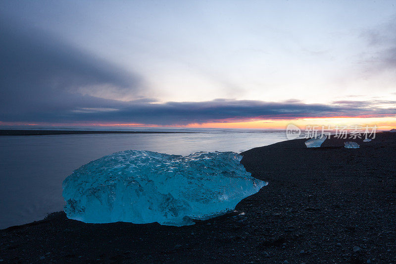 冰岛Jokulsarlon海滩上的冰山